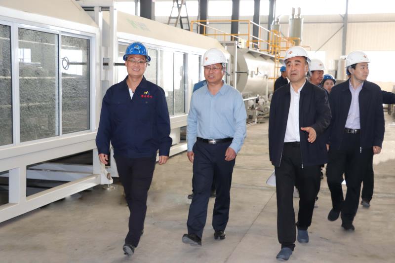 5.21日，定西市副市長、農(nóng)業(yè)農(nóng)村局局長等一行領(lǐng)導(dǎo)蒞臨我公司檢查指導(dǎo)工作